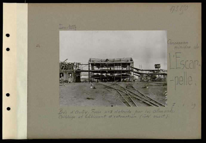 L'Escarpelle (Concession minière de). Près d'Auby. Fosse numéro 8 détruite par les Allemands. Criblage et bâtiment d'extraction (côté ouest)