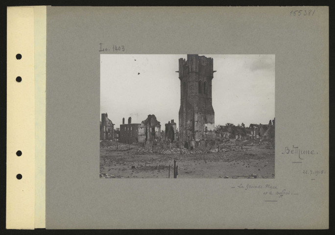Béthune. La grande place et le beffroi