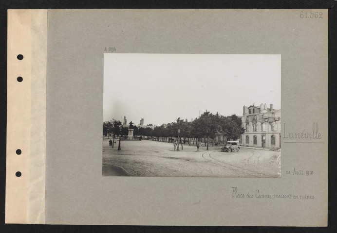 Lunéville. Place des Carmes ; maisons en ruines