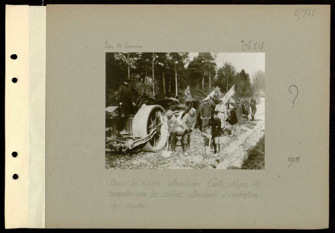 [S.l.]. Dans les lignes allemandes. Civils obligés de travailler avec les soldats allemands à l'entretien des routes