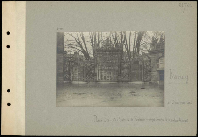 Nancy. Place Stanislas, fontaine de Neptune protégée contre le bombardement