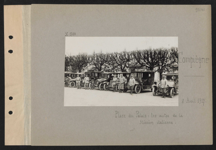 Compiègne. Place du palais : les autos de la mission italienne