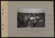 Fresnières (près de). Essais de canons de tranchée : les généraux Franchet d'Espérey (à gauche) et Humbert (à droite) devant un engin nouveau