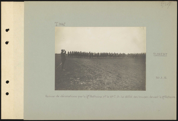 Florent. Remise de décorations par le général Anthoine commandant le 10e CA. Le défilé des troupes devant le général Anthoine