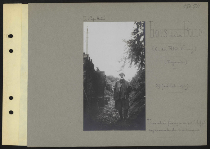 Bois de la Folie (ouest du Petit-Vimy) (devant). Tranchée française et blessé revenant de l'attaque