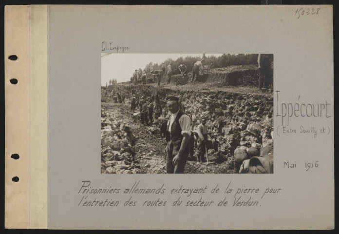 Ippécourt (entre Souilly et). Prisonniers allemands extrayant de la pierre pour l'entretien des routes du secteur de Verdun