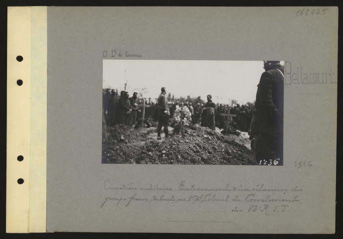 Bellacourt. Cimetière militaire. Enterrement d'un éclaireur du groupe franc ; debout, au premier plan, colonel Courtemont du 82e RIT