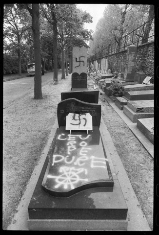 Inscriptions antisémites sur les tombes profanées du cimetière de Bagneux